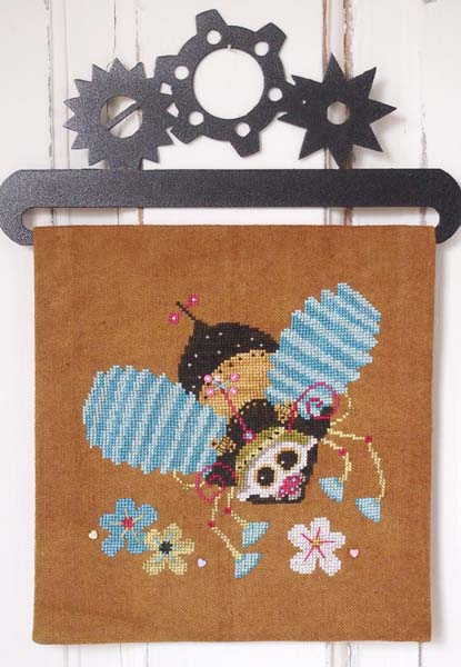 click here to view larger image of Steam Punk Bumble Bee (chart with charms/buttons)